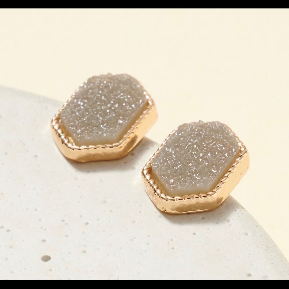 Druzy Stud earrings 
0.5”
Lead compliant Nickle free